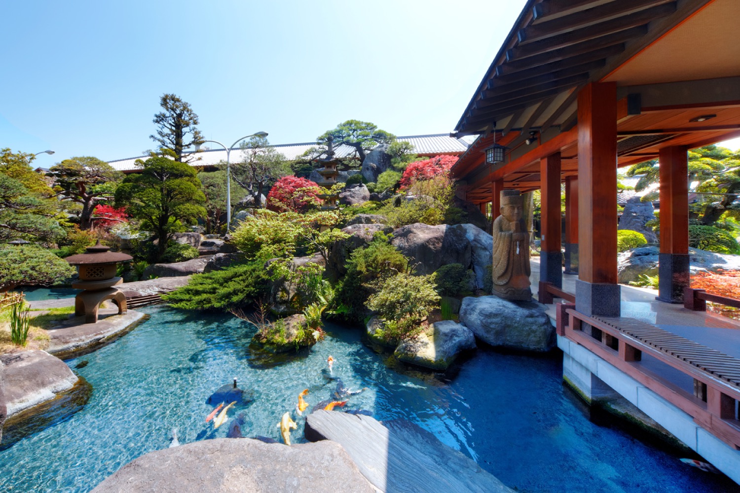造園技術の粋を凝らした美しき日本庭園